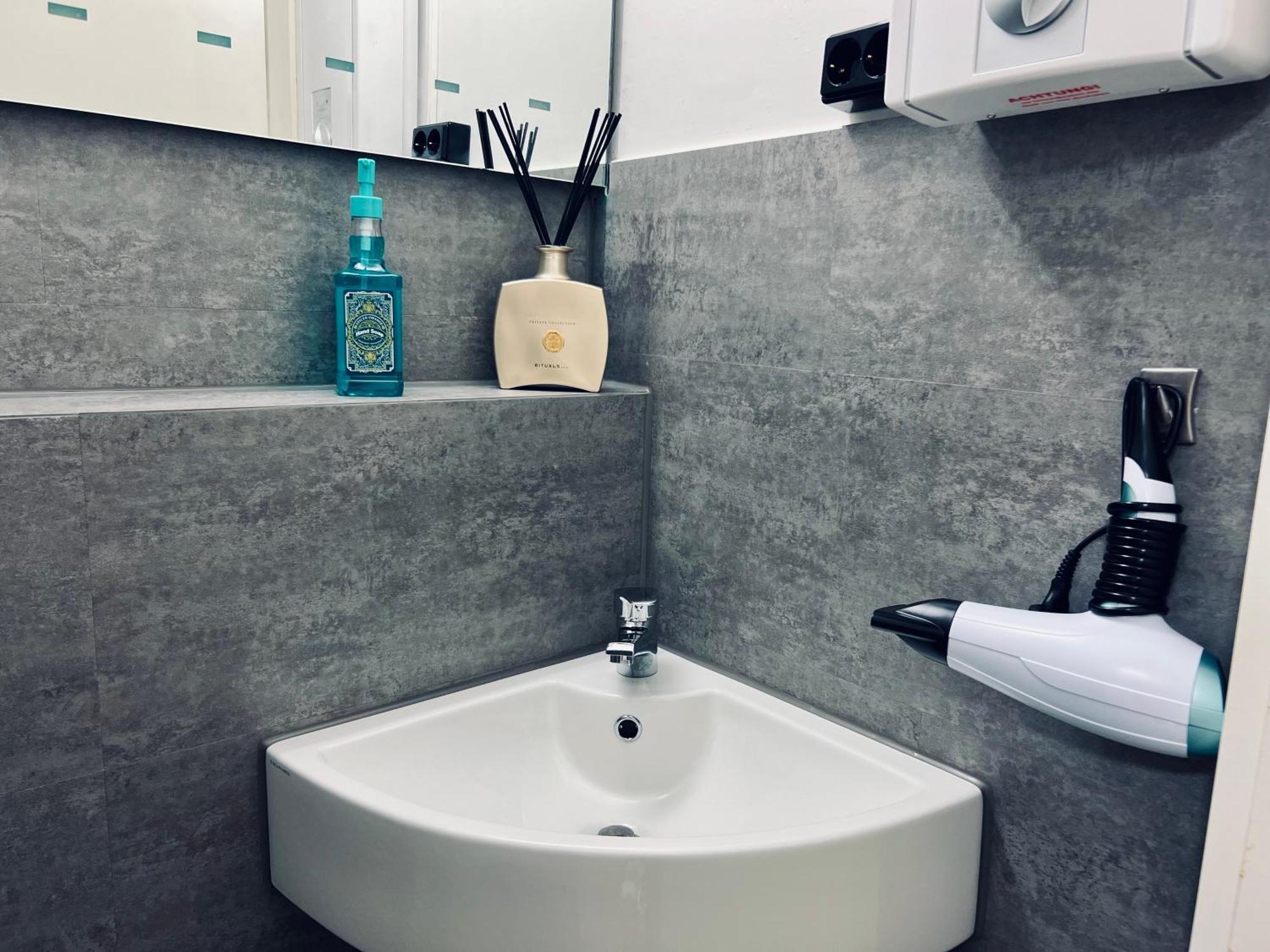 Elysian - 2 Parkplaetze - 1min Bus & Bahn - St-elisabeth Krankenhaus - Lindenthaler Tierpark - Neu Renoviert & Perfekte Lage Cologne